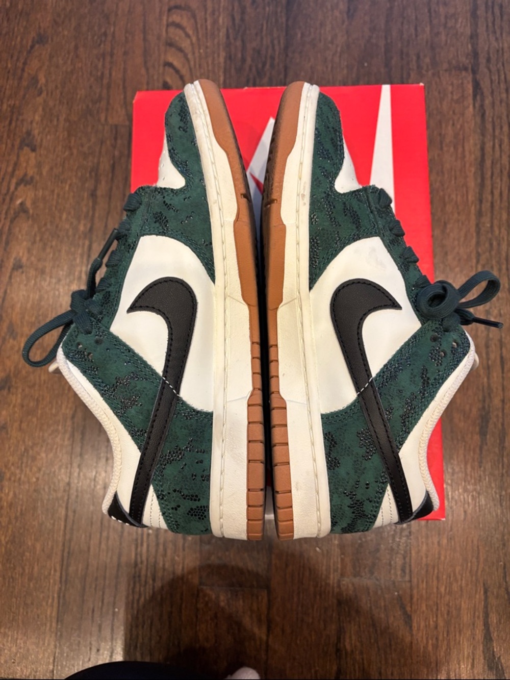 Women’s Nike Dunk Low Green White Black - Picture 8 of 10